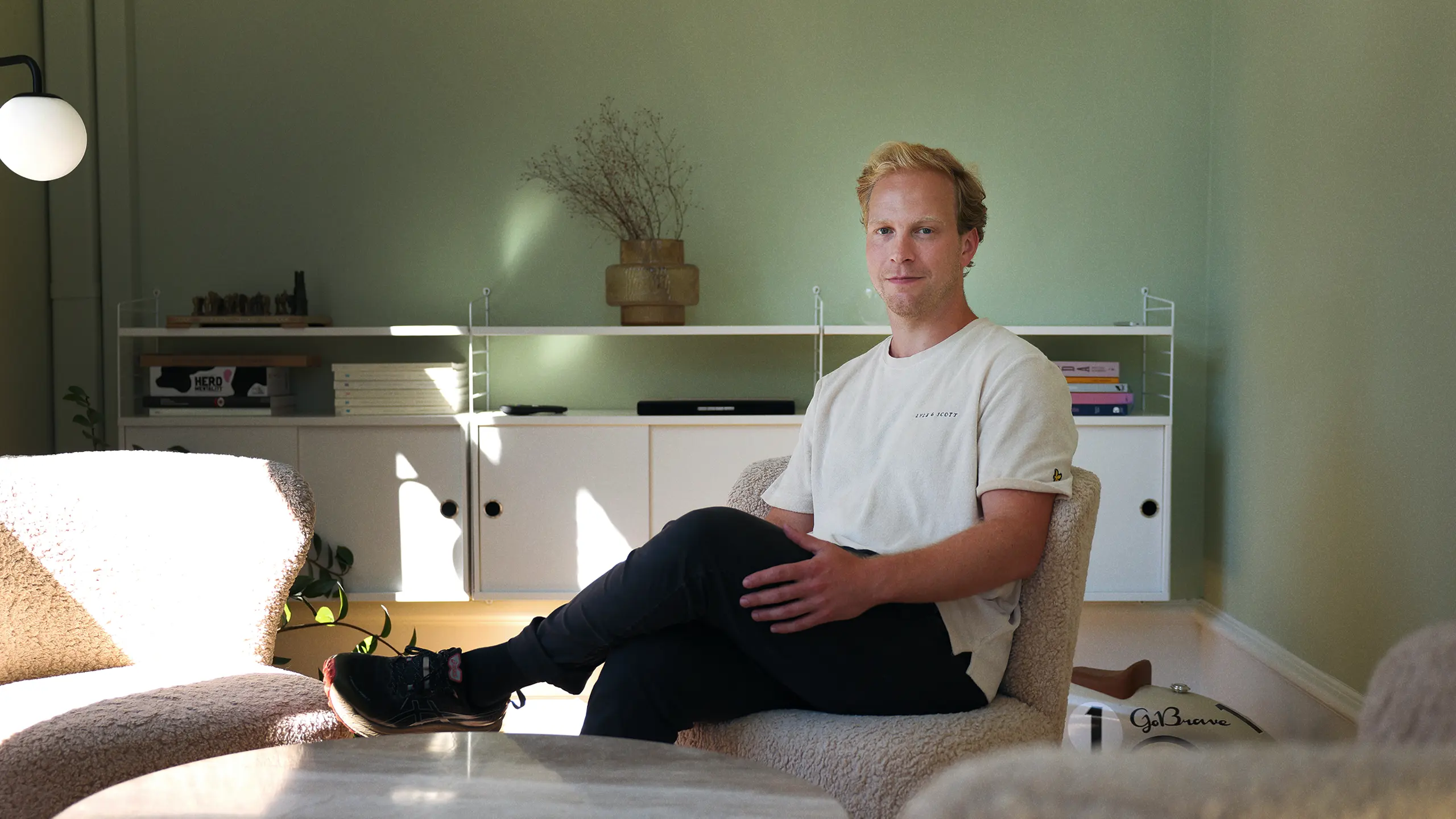 Mattias Lund, campaign manager på GoBrave, sitter i en fåtölj och tittar in i kameran.